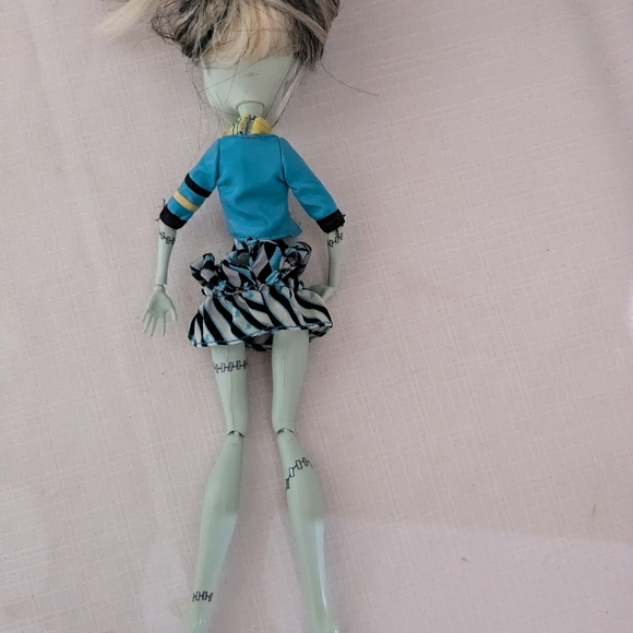 Monster High Frankie Stein doll 2008 black elastics in picture day outfit - Picture 2 of 7